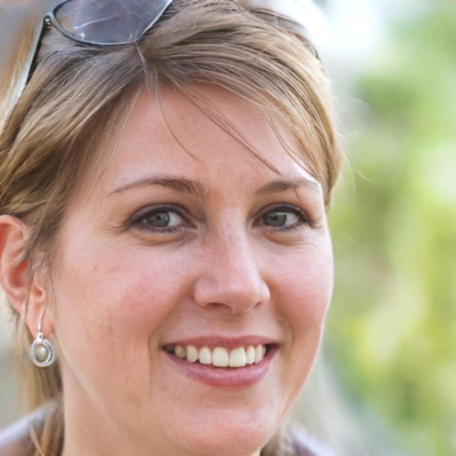 Portrait de Céleste Moreau, experte en épargne et planification
