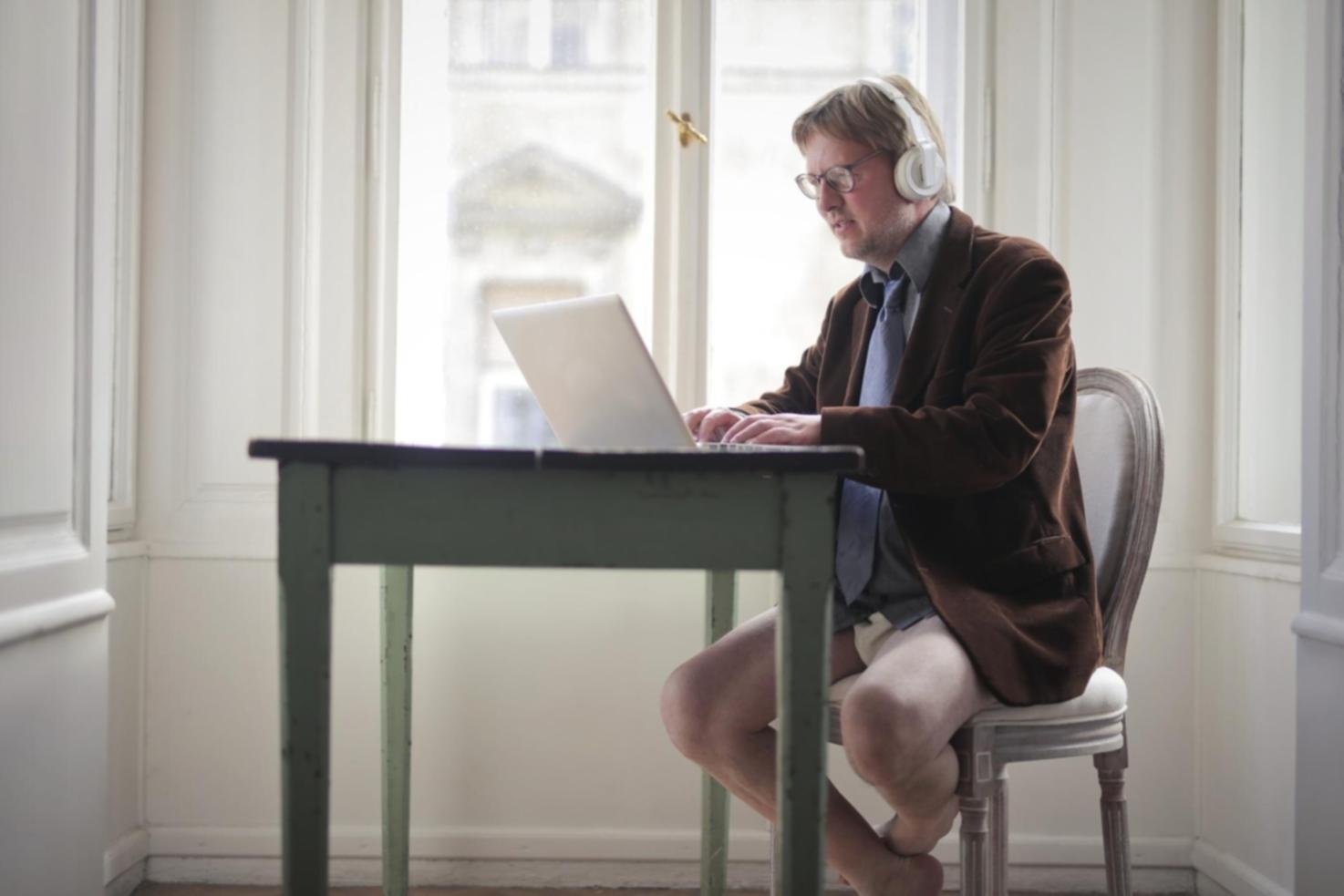 Étudiants travaillant sur des exercices de budgétisation pratique